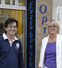 Familie Enzenberger vor ihrem Optiker Geschäft in Schwanenstadt in Oberösterreich